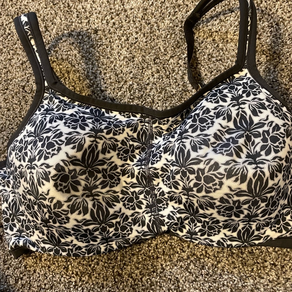 Natori sports bra like new has underwire